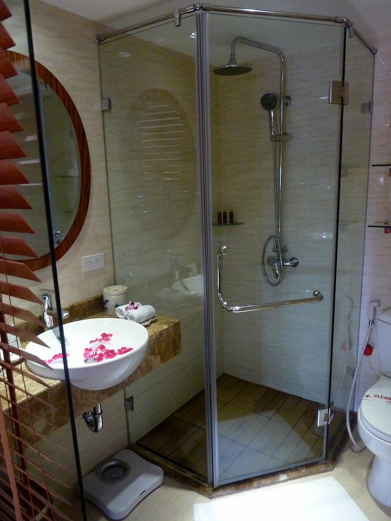Hanoi Elite Hotel Bathroom